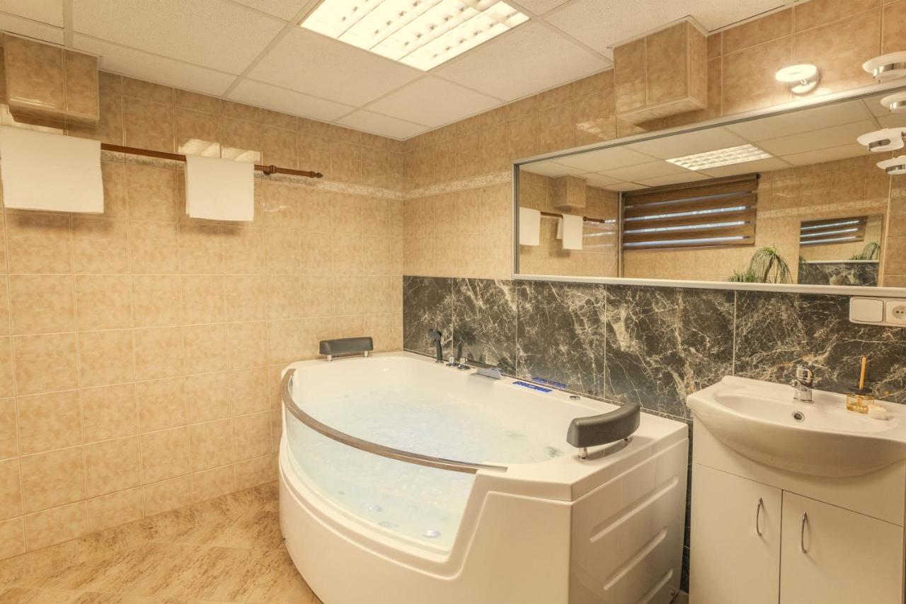 Wellness Studio! Finnish Sauna, Whirlpool, Gym & More! Praha Bagian luar foto