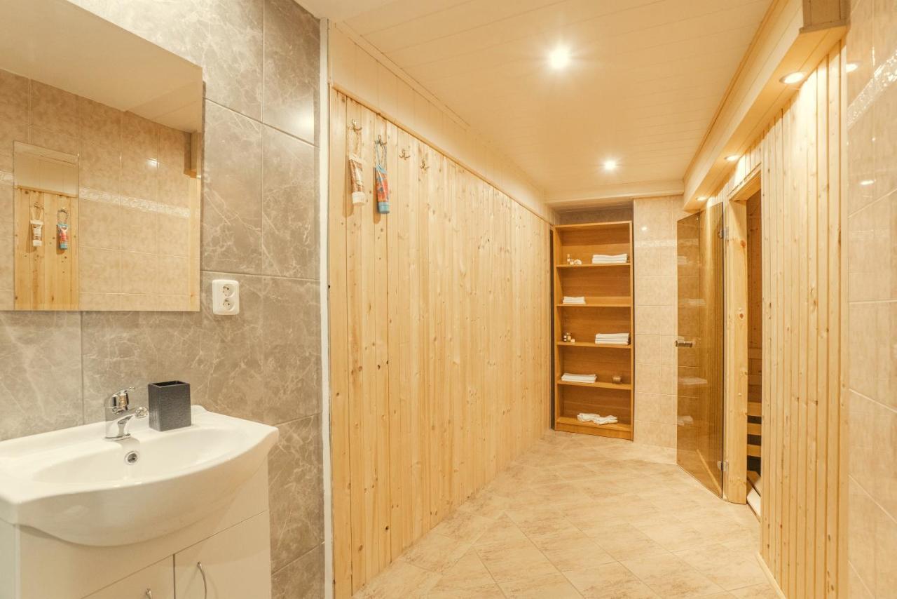 Wellness Studio! Finnish Sauna, Whirlpool, Gym & More! Praha Bagian luar foto